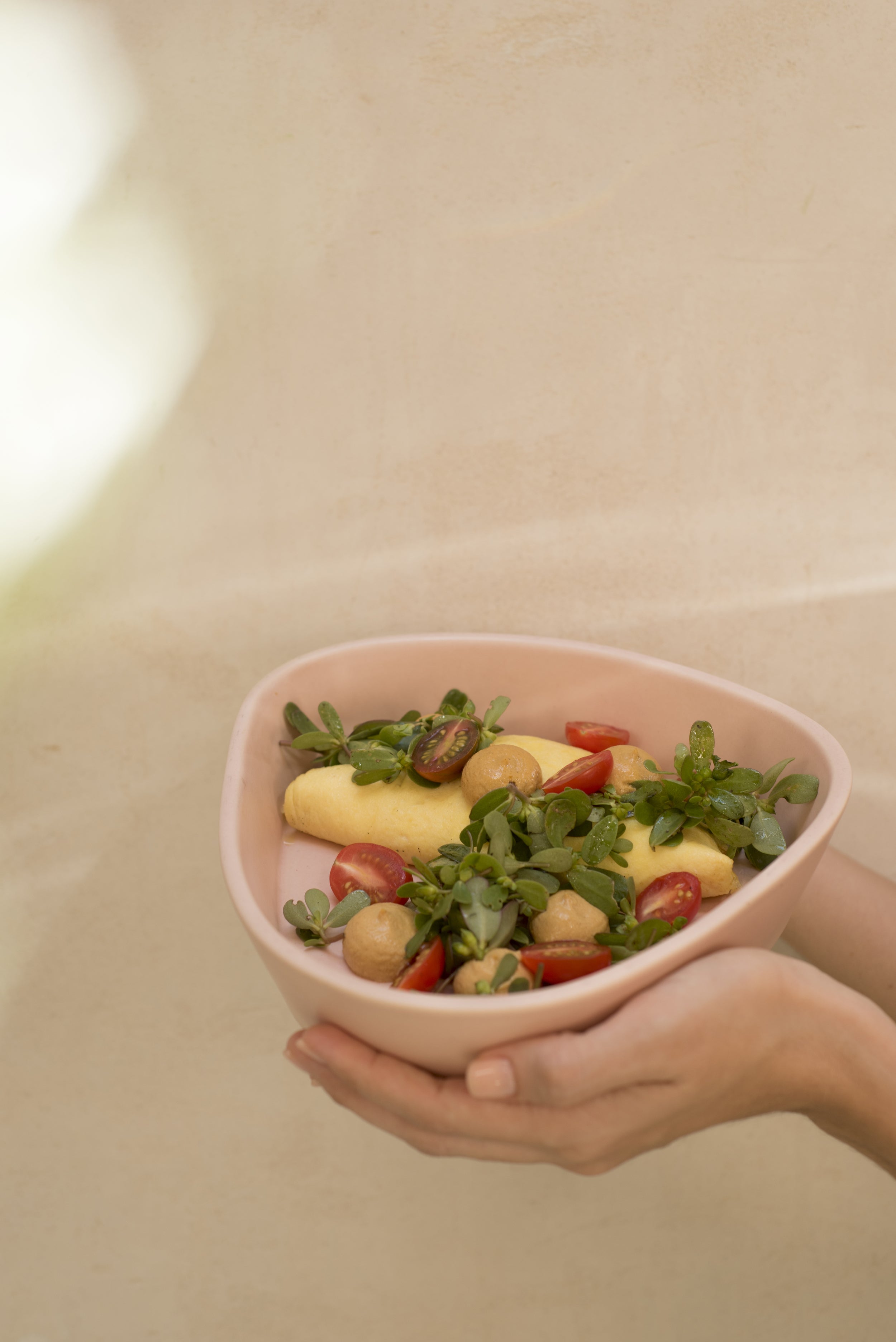 tee-ceramica-rosada-bowl-recipiente-ensalada-crepas-menat-studio.jpg